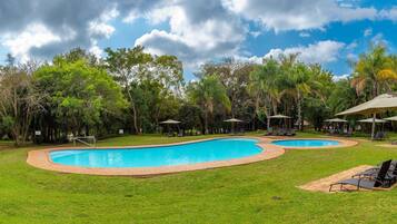 3 piscinas externas, guarda-sóis, espreguiçadeiras