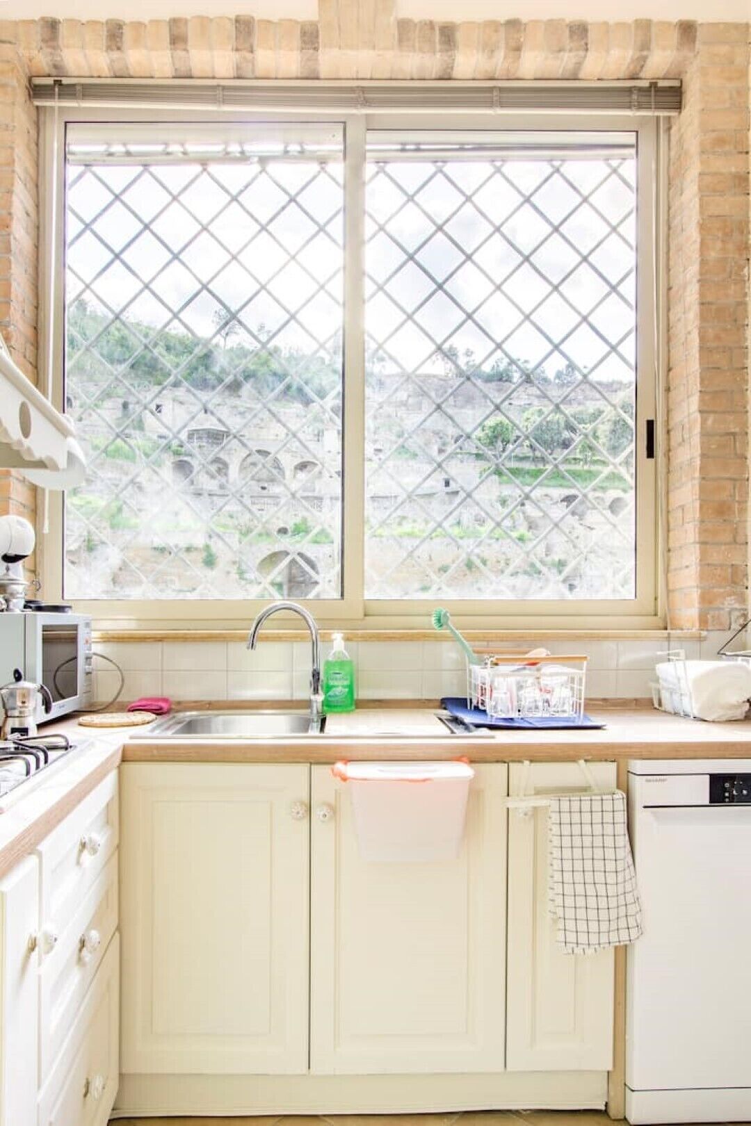 Réfrigérateur, micro-ondes, plaque de cuisson, lave-vaisselle