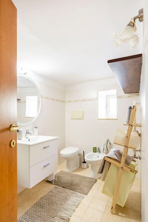 Doccia, asciugacapelli, bidet, asciugamani