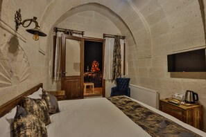 Panoramic Room | Free minibar items, individually decorated, individually furnished, desk - CaveAdocia Stone&Cave House (Ürgüp)