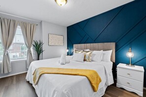 3 makuuhuonetta, työpöytä, silitysrauta/-lauta, vauvan matkasänky