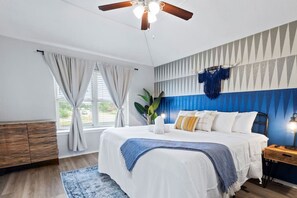 3 habitaciones, escritorio y tabla de planchar con plancha 