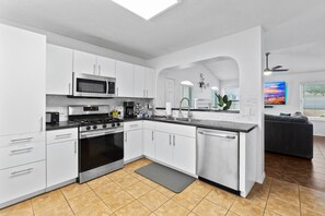 Jääkaappi, mikroaaltouuni, uuni, liesi