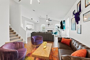 Una Smart TV, una chimenea, videojuegos, libros