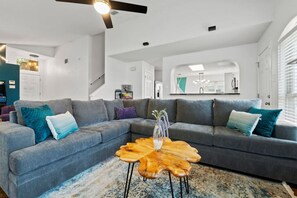 Smart-TV, Kamin, Videospiele, Bücher