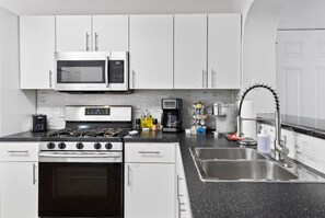 Jääkaappi, mikroaaltouuni, uuni, liesi