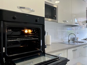 Een koelkast, een microgolfoven, een oven, een vaatwasser