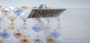 Familienzimmer | Badezimmer | Dusche, Regendusche, Handtücher, Seife