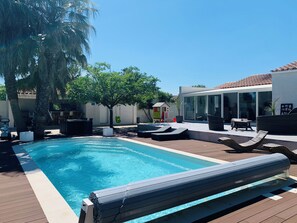 Utendørsbasseng og et oppvarmet basseng