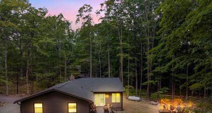 Hot Tub, Fire Pit, Gazebo & Arcade | Sleeps 8
