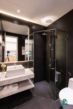 Deluxe Apartment | Bathroom