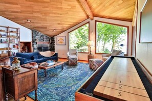 Televisor, llar de foc, reproductor de DVD i llibres 