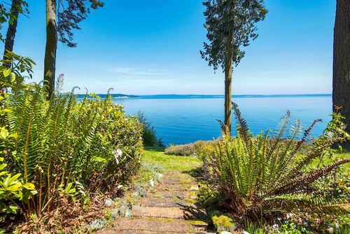 Family Friendly Water View Retreat w/ Sauna