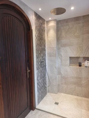 Dusche, Whirlpool, Haartrockner, Handtücher