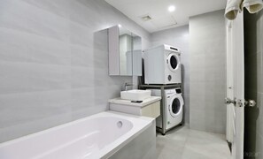 Bathroom - Paradise Home West Lake 19 To Ngoc Van (Hanoi)