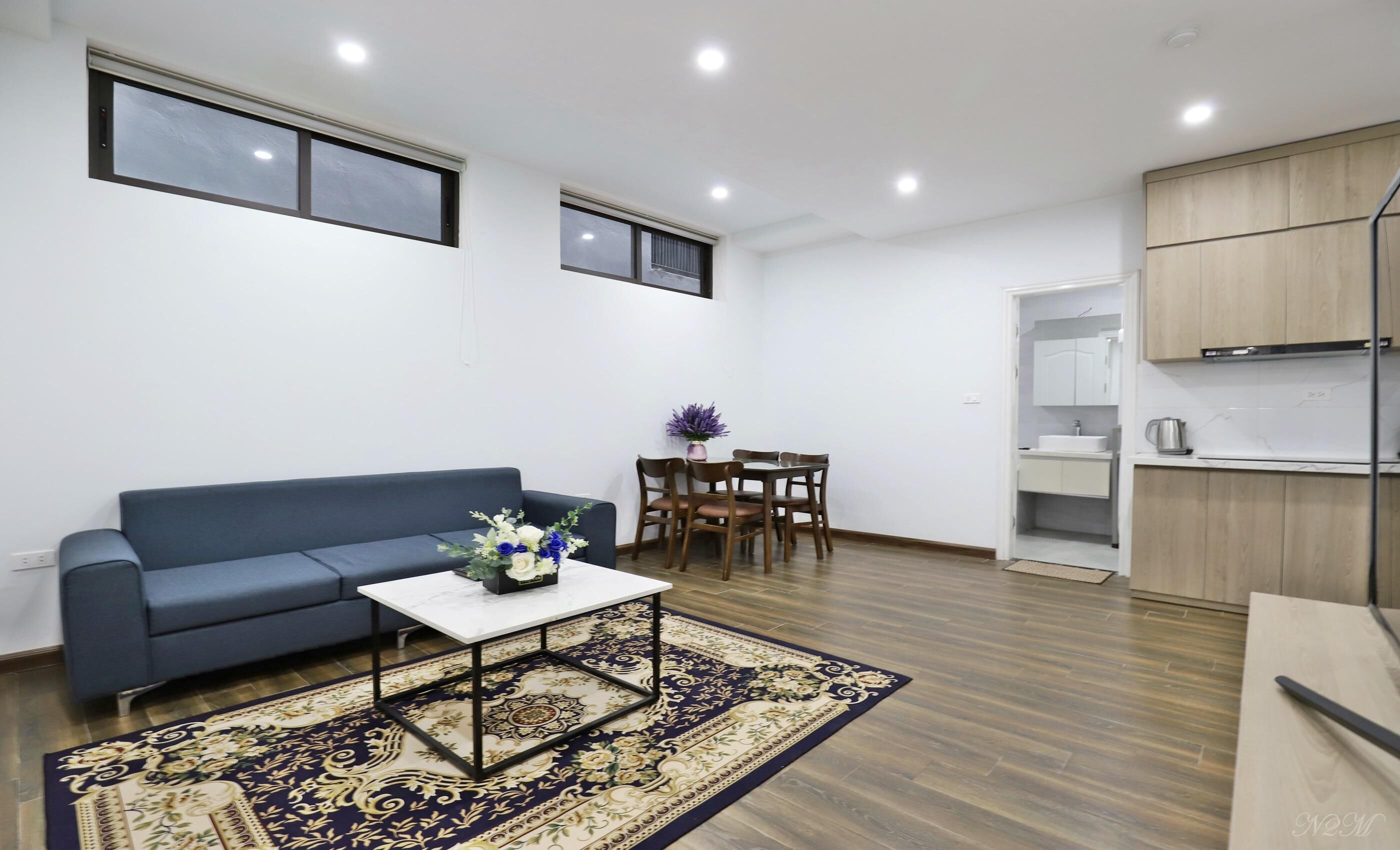 Leilighet – deluxe | Oppholdsområde | En 43-tommers smart-TV med digitale kanaler samt TV