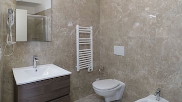 Ein Badezimmer mit Waschbecken, Bidet und Handtuchhalter.