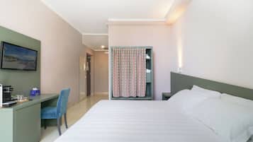 Minibar, escritorio, wifi gratis y ropa de cama