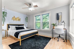 5 Schlafzimmer, Schreibtisch, Bügeleisen/Bügelbrett, Reisekinderbett