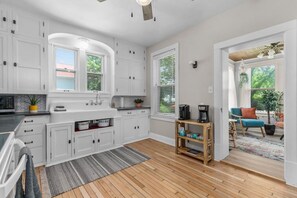 Køleskab, mikrobølgeovn, ovn, kogeplade