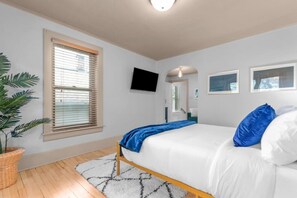 5 bedrooms, desk, iron/ironing board, travel crib