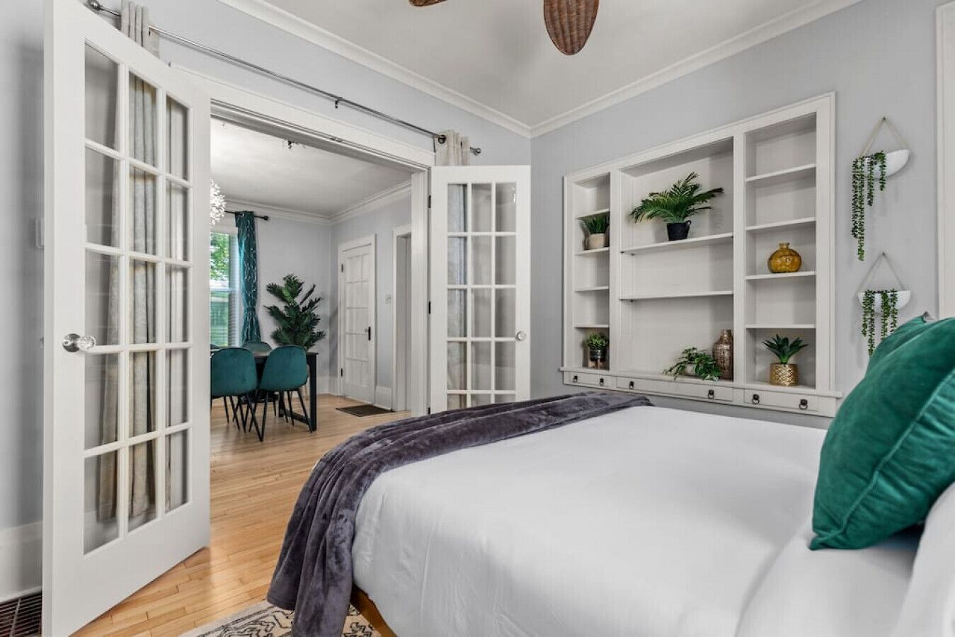 5 bedrooms, desk, iron/ironing board, travel crib