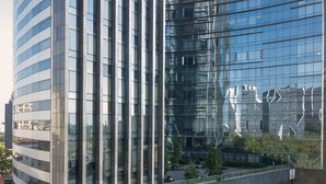 Ein modernes Gebäude mit Glasfassade und gewölbtem Vorderbau.