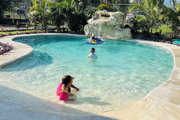 Una piscina al aire libre