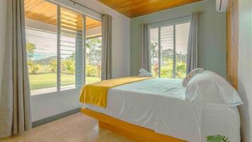 4 soverom, skrivebord, strykejern/-brett og reiseseng for barn