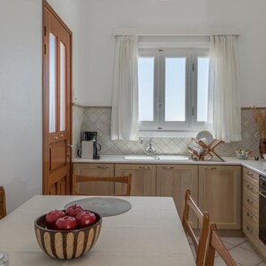 Réfrigérateur, tables à manger