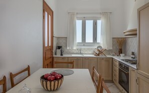 Frigorífic i una taula de menjador 