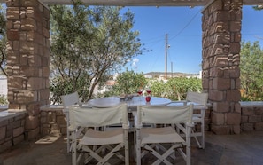 Outdoor dining - Happy Stay Apartment (Milos)