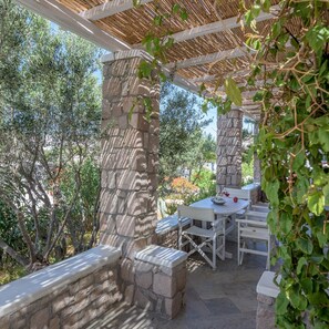 Outdoor dining - Happy Stay Apartment (Milos)
