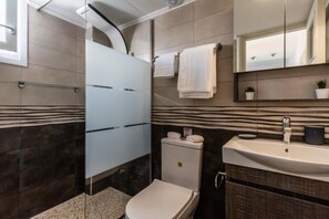 Combined shower/bathtub, hair dryer, towels - Island Dreams - Apartment #1 (Milos)