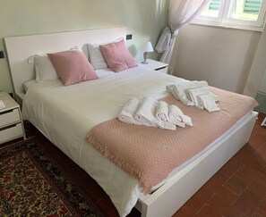 5 dormitorios, caja fuerte, escritorio y tabla de planchar con plancha