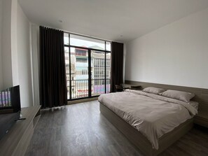Premium bedding, desk, free WiFi, bed sheets - Paradise Home Ton Duc Thang (Hanoi)