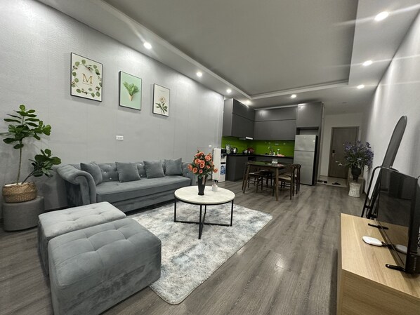 Deluxe-Apartment | Wohnbereich | 43-Zoll-Smart-TV mit Digitalempfang, Fernseher