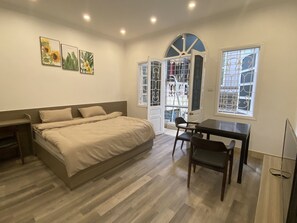 Premium bedding, desk, free WiFi, bed sheets - Paradise Home Ton Duc Thang (Hanoi)
