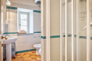 Een douche, een haardroger, een bidet, handdoeken