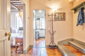 1 slaapkamer, een strijkplank/strijkijzer, wifi, beddengoed
