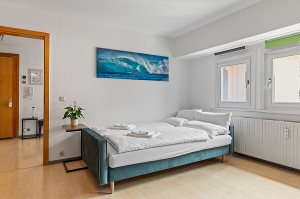 2 bedrooms, desk, iron/ironing board, WiFi - Krone - ES Bhf - 2Zi & 90m2 & 6xPrs - Balcony - 65 "TV & Netflix (Esslingen am Neckar)