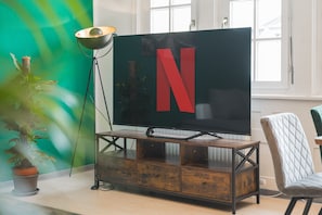 Interior - Krone - ES Bhf - 2Zi & 90m2 & 6xPrs - Balcony - 65 "TV & Netflix (Esslingen am Neckar)