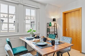 Dining - Krone - ES Bhf - 2Zi & 90m2 & 6xPrs - Balcony - 65 "TV & Netflix (Esslingen am Neckar)