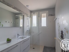Bathroom - Charming 3-Bedroom Retreat with Terrace, Garage, and Close to Zoo - Perfect for Families and Motorcyclists (Noyant-Villages)