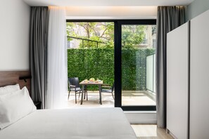 Hypo-allergenic bedding, in-room safe, desk, blackout curtains - Hestia - Averof 7 (Athens)