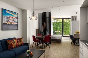 Hypo-allergenic bedding, in-room safe, desk, blackout curtains - Hestia - Averof 7 (Athens)