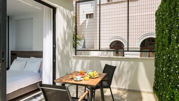 Standard Apartment with Patio | Vista al patio
