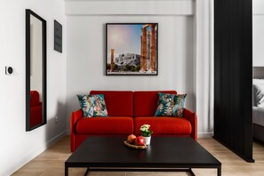 Deluxe Apartment with Balcony | Área de estar | Smart TV