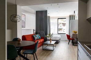 Apartamento luxo | Roupas de cama antialérgicas, cofres nos quartos, escrivaninha