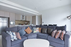 TV, offices - Modern High Floor 3BR Apt Bathtub Bkt Bintang (Kuala Lumpur)